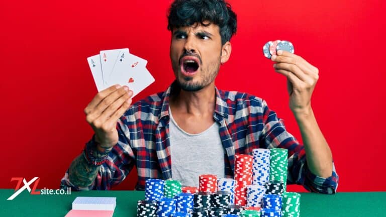 poker 7xl – שחקן פוקר מופתע מחזיק קלפי אסימונים, כשעל השולחן ערימות של ז׳יטונים צבעוניים וברקע אדום.